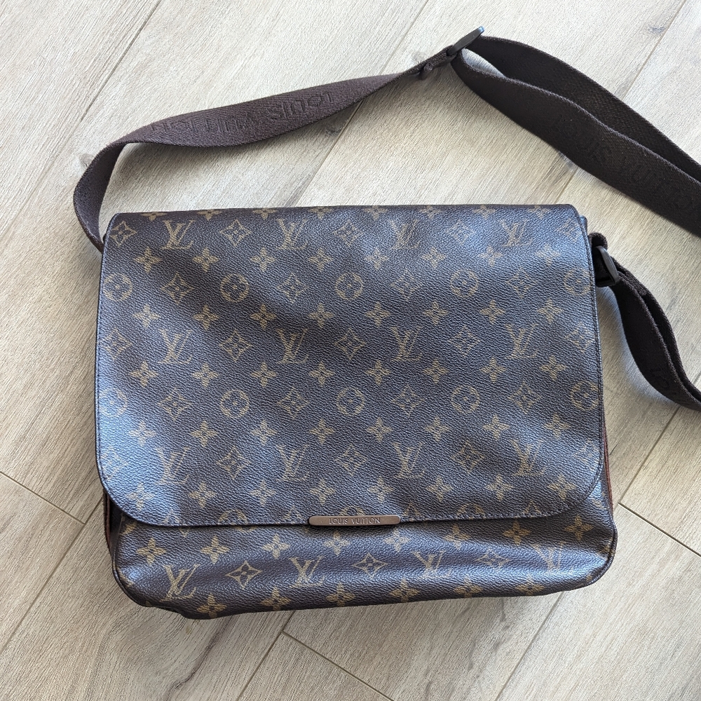Louis Vuitton Monogram Beaubourg MM Messenger Bag